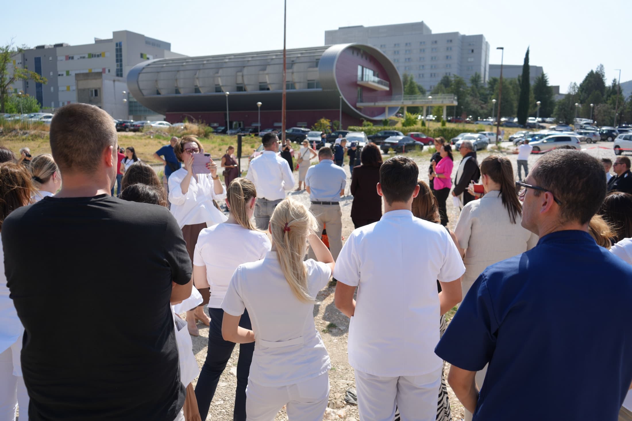 Okupljeni na gradilištu Kuće nade, u pozadini Klinika za onkologiju SKB-a Mostar