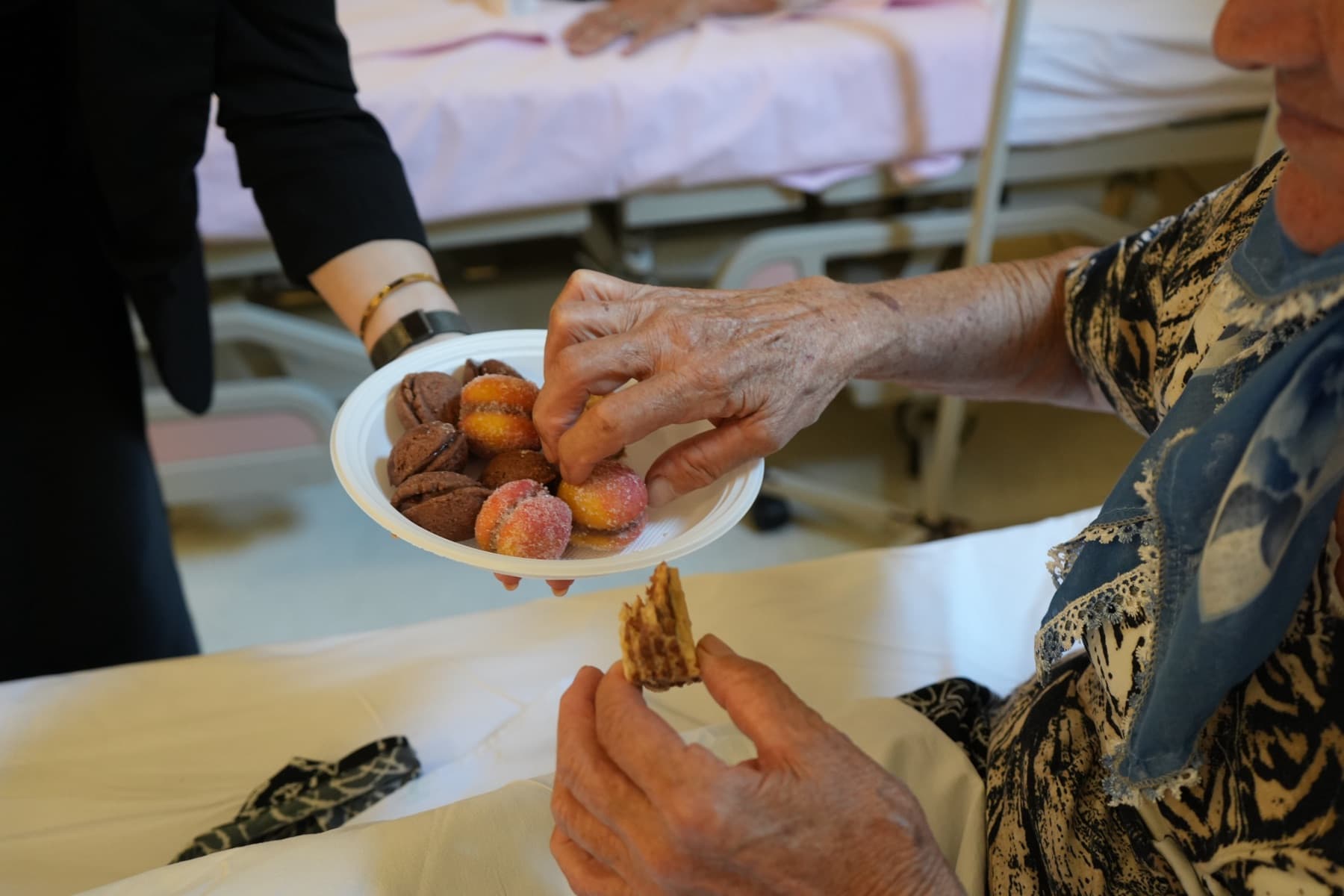 Posluživanje kolača pacijentici na onkološkom odjelu
